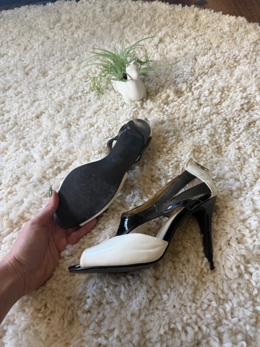 Elegant black and white open-toe heels with sculpted ankle straps. Smooth white - Picture 4 of 4